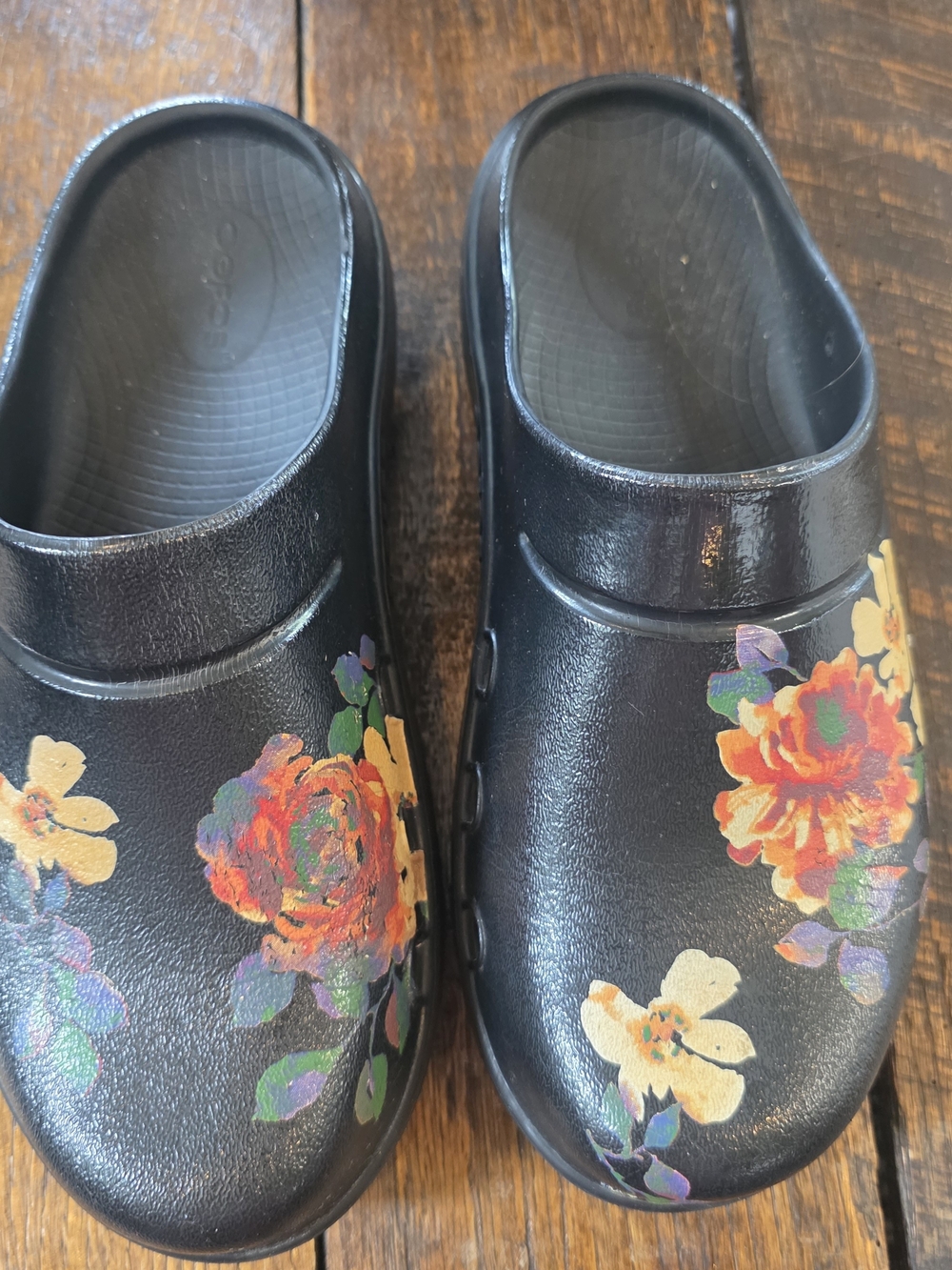 OOFOS OOcloog Black Floral Recovery Clogs Women’s 9